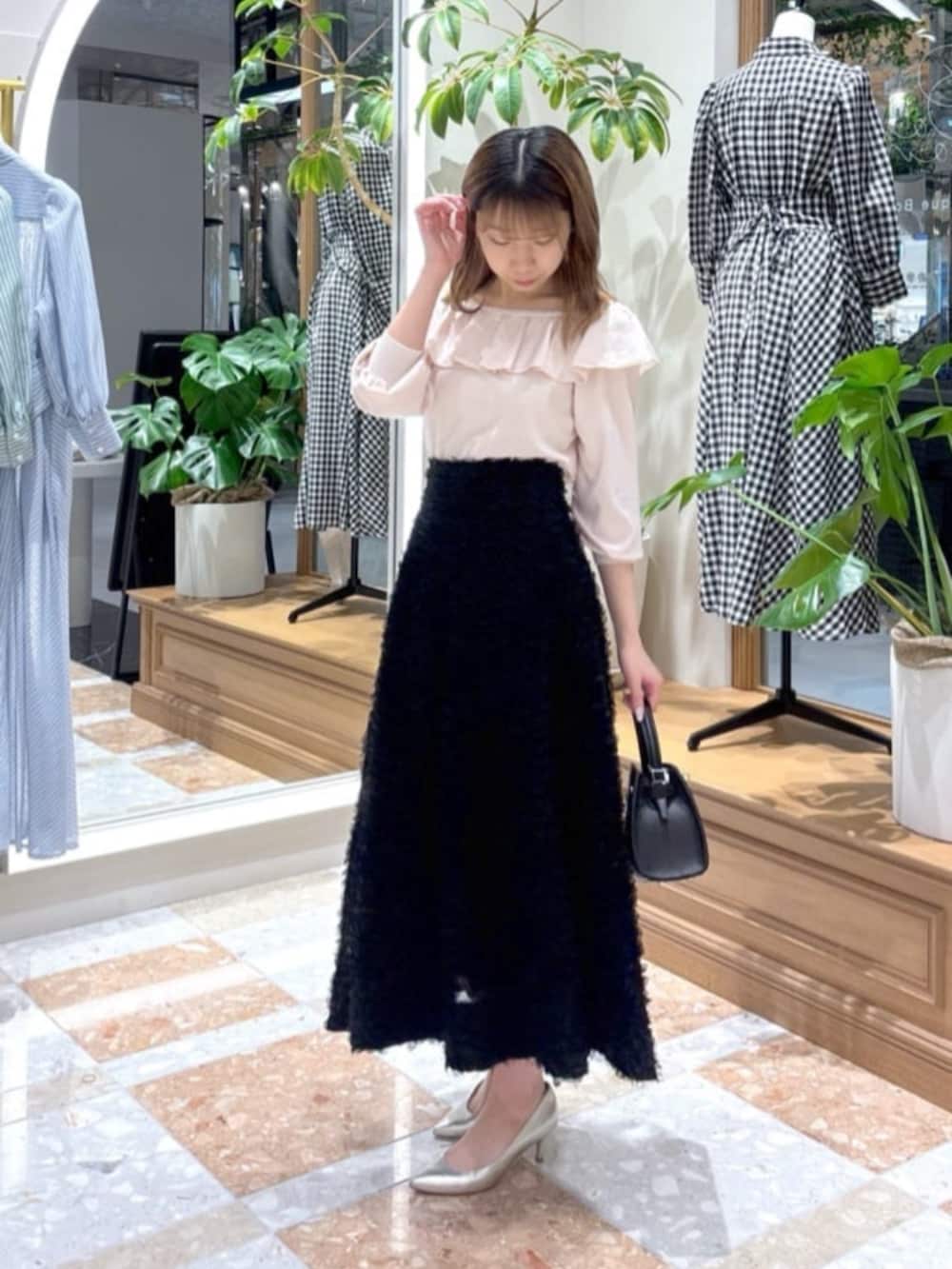 「カラーコーデ、シンプルコーデ、きれいめカジュアル、ブラックコーデ、お出かけコーデ、大人かわいい、夏コーデ、キレイめ、夏物、夏服コーデ、夏、フェミニンコーデ、大人ガーリー、レース、スカートスタイル」｜「La boutique BonBonの【最強愛されニット】スパンコールラッフルオフショルニット（ニット/セーター、ピンク系）」を使った、La boutique BonBonさん（骨格ウェーブ・レディース・157cm）の夏コーディネートの3枚目の写真