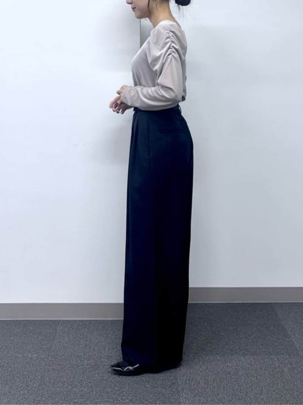 ホワイト系のキャミソール、ブルー系のその他パンツ、ベージュ系のTシャツ/カットソーを着用したレディースの秋コーディネートの2枚目の写真