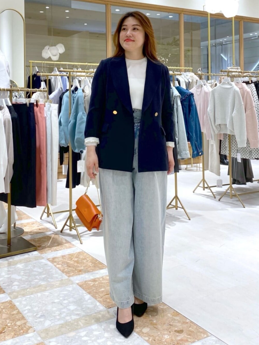 「La boutique BonBonの【3サイズ展開】ハイウエストバギーデニムパンツ（デニムパンツ、ブルー系）」を使った、La boutique BonBonさん（レディース・160cm）の秋コーディネートの3枚目の写真