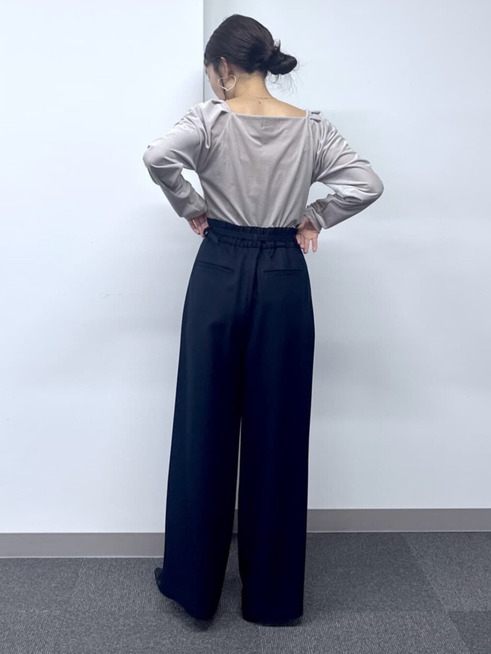 ホワイト系のキャミソール、ブルー系のその他パンツ、ベージュ系のTシャツ/カットソーを着用したレディースの秋コーディネートの3枚目の写真