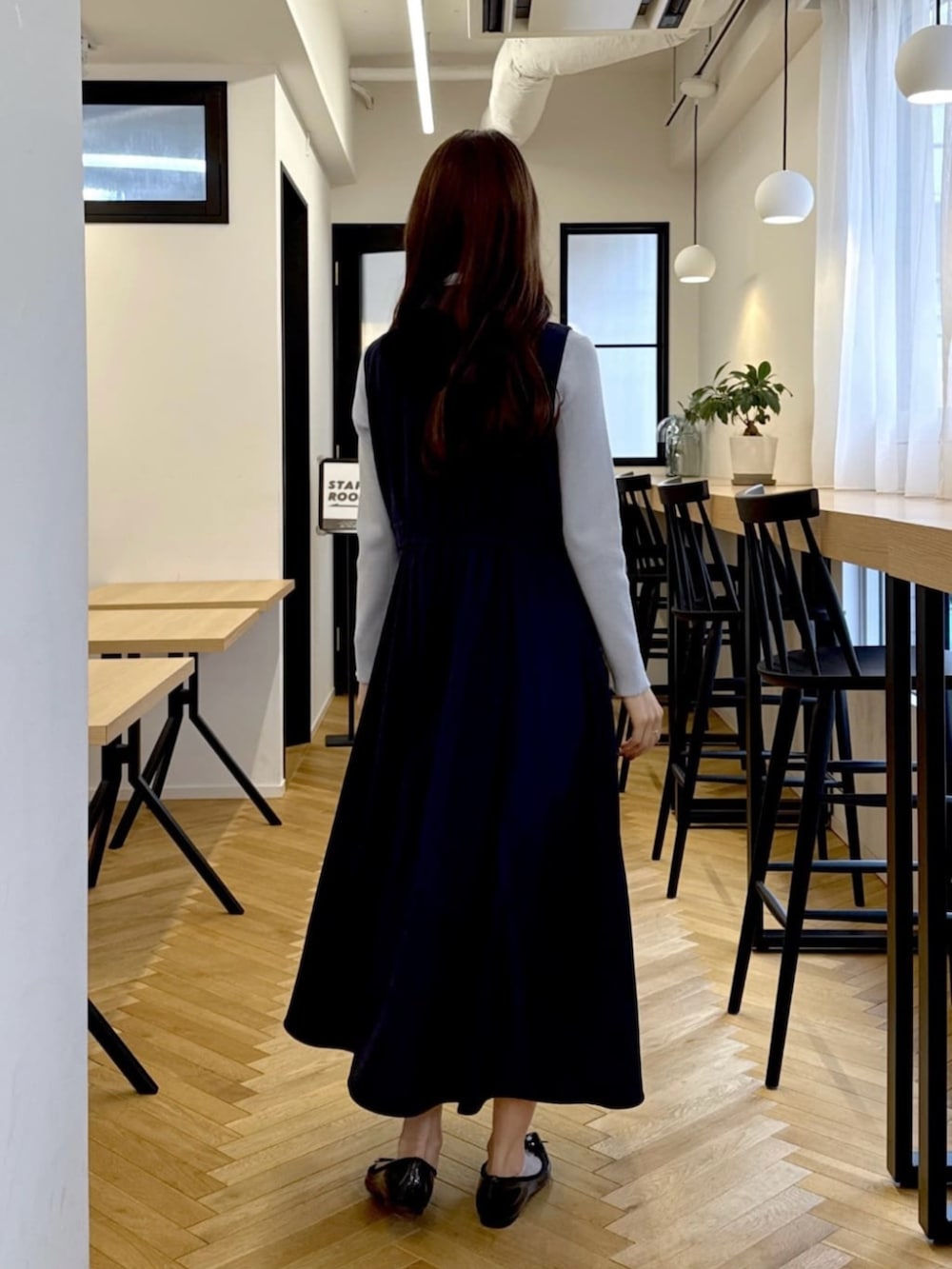 ブルー系のニット/セーター、ブルー系のジャンパースカートを着用したレディースの秋コーディネートの3枚目の写真