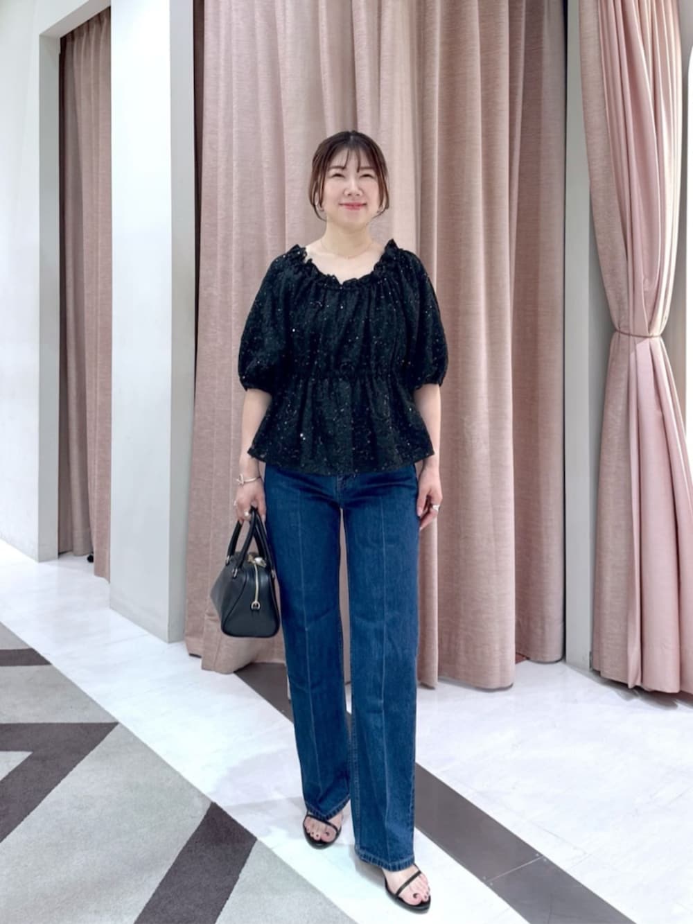 「デニム、夏ルックで気分アップ、モノトーン、夏、夏ファッション、パンツスタイル、きれいめコーデ、おでかけコーデ、ママファッション、シアートップス、ガーリーコーデ、デイリーカジュアル」|「La boutique BonBonの【お上品きらきら】スパンコールレースオフショルブラウス(シャツ/ブラウス、ブラック系)」を使った、La boutique BonBonさん(骨格ストレート・レディース・160cm)の夏コーディネートの2枚目の写真