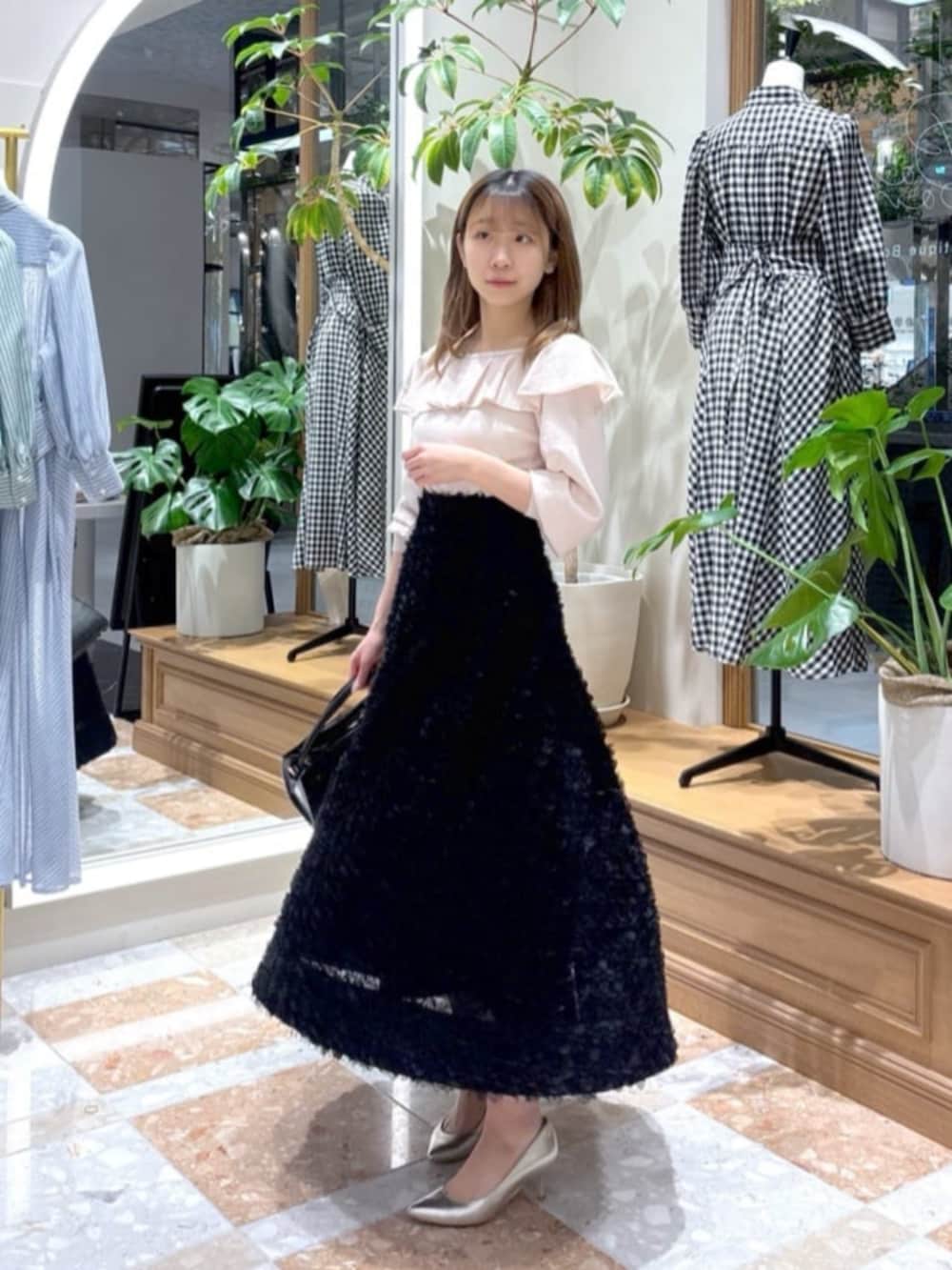 「カラーコーデ、シンプルコーデ、きれいめカジュアル、ブラックコーデ、お出かけコーデ、大人かわいい、夏コーデ、キレイめ、夏物、夏服コーデ、夏、フェミニンコーデ、大人ガーリー、レース、スカートスタイル」｜「La boutique BonBonの【最強愛されニット】スパンコールラッフルオフショルニット（ニット/セーター、ピンク系）」を使った、La boutique BonBonさん（骨格ウェーブ・レディース・157cm）の夏コーディネートの2枚目の写真