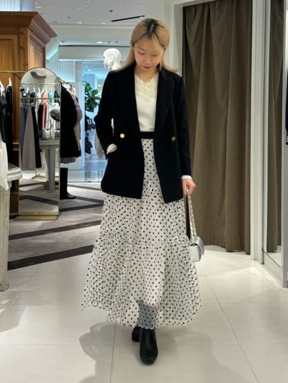 「La boutique BonBonのメタル釦ダブルジャケット（テーラードジャケット、ブラック系）」を使った、La boutique BonBonさん（レディース・157cm）の秋コーディネートの3枚目の写真