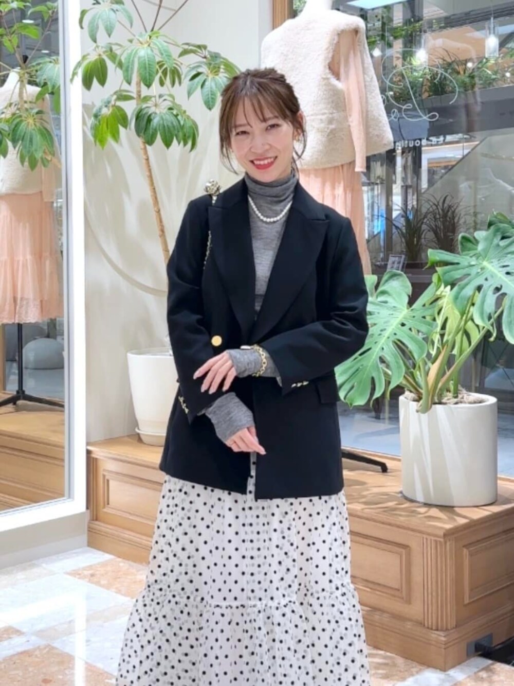 「La boutique BonBonの【3サイズ展開・新型登場！】ドットフロッキーティアードスカート（スカート、ホワイト系）」を使った、La boutique BonBonさん（レディース・153cm）の秋コーディネートの6枚目の写真