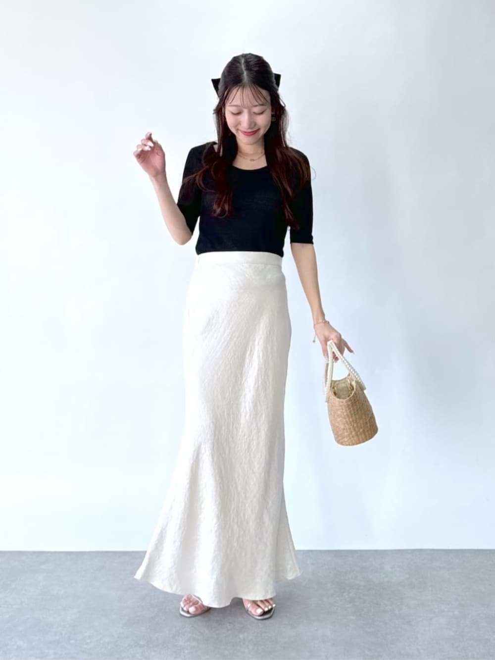 「初夏コーデ、夏ファッション、オトナカワイイ、リラックススタイル、ラフコーデ、大人コーデ、大人女子、おしゃれさんと繋がりたい、キレイめコーデ、オトナ女子、スカートスタイル、最近のいい感じコーデ、お仕事コーデ」｜「La boutique BonBonのきらきらサテンロングナロースカート（スカート、グレー系）」を使った、La boutique BonBonさん（骨格ナチュラル・レディース・158cm）の夏コーディネートの2枚目の写真