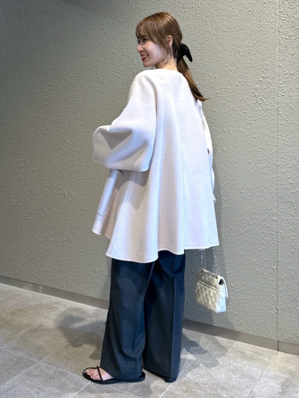 「La boutique BonBonの【最強愛され】フロッキーハートプリントパワショルブラウス（シャツ/ブラウス、ホワイト系）」を使った、La boutique BonBonさん（レディース・153cm）の秋コーディネートの2枚目の写真