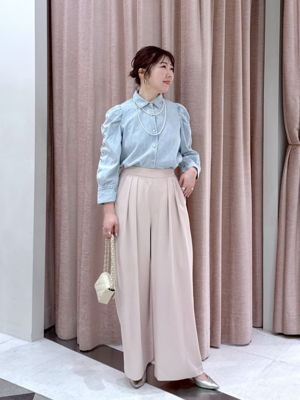 「デニム、休日スタイル、シンプルコーデ、きれいめカジュアル、お出かけコーデ、夏コーデ、大人かわいい、パンツコーデ、キレイめ、レディースファッション、トップス、フェミニンコーデ、大人ガーリー」｜「La boutique BonBonの【セットアップ可】デニムパワショルシャツ（シャツ/ブラウス、ブルー系）」を使った、La boutique BonBonさん（骨格ストレート・レディース・158cm）の夏コーディネートの4枚目の写真