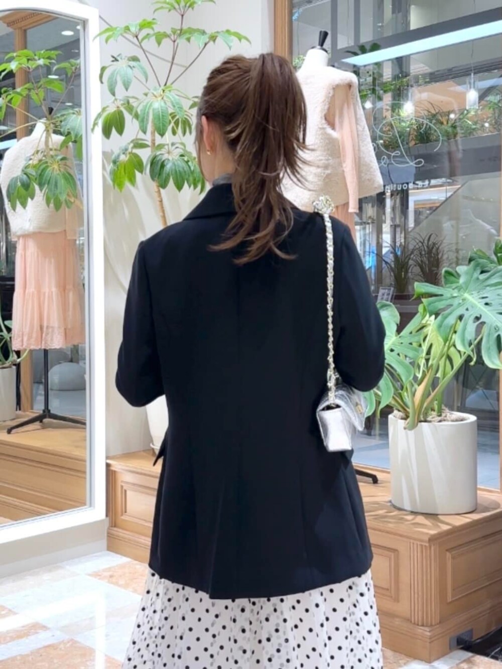 「La boutique BonBonの【3サイズ展開・新型登場！】ドットフロッキーティアードスカート（スカート、ホワイト系）」を使った、La boutique BonBonさん（レディース・153cm）の秋コーディネートの7枚目の写真