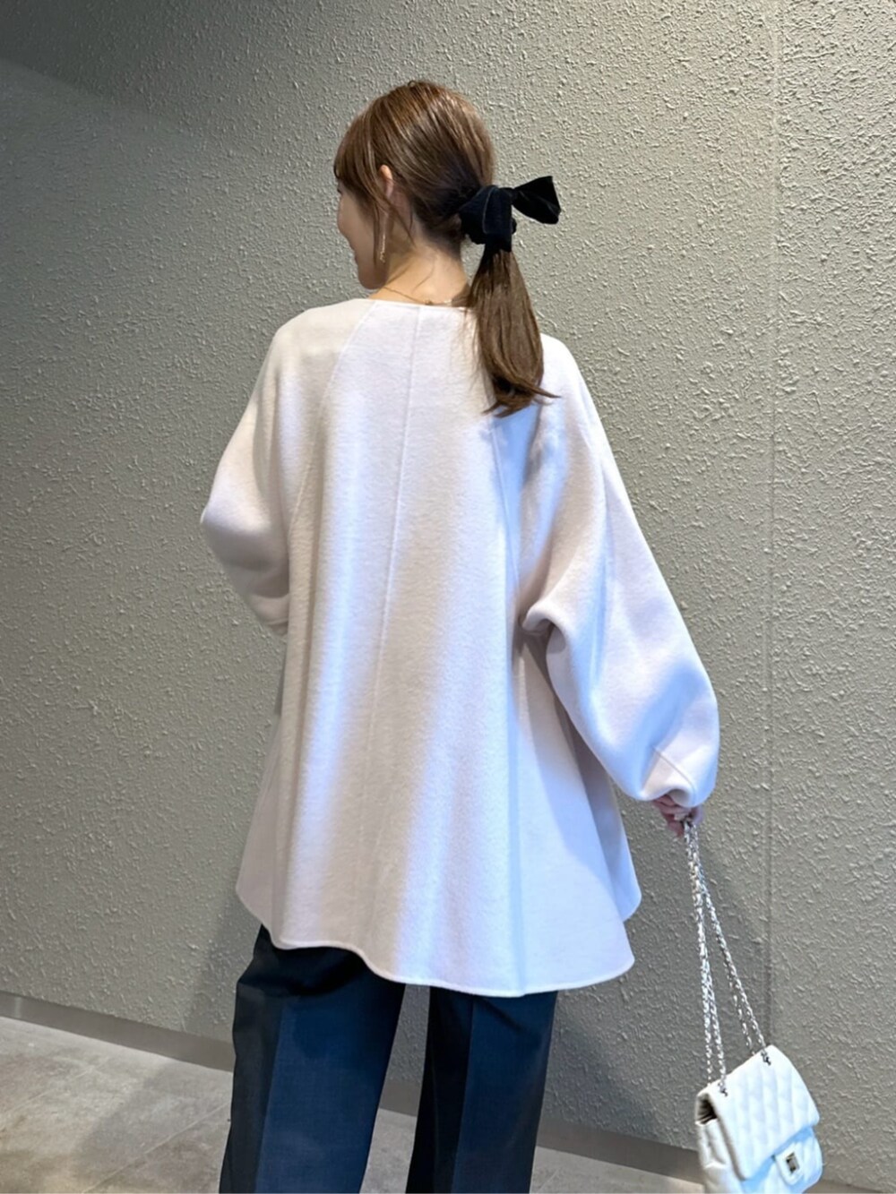 「La boutique BonBonの【最強愛され】フロッキーハートプリントパワショルブラウス（シャツ/ブラウス、ホワイト系）」を使った、La boutique BonBonさん（レディース・153cm）の秋コーディネートの6枚目の写真