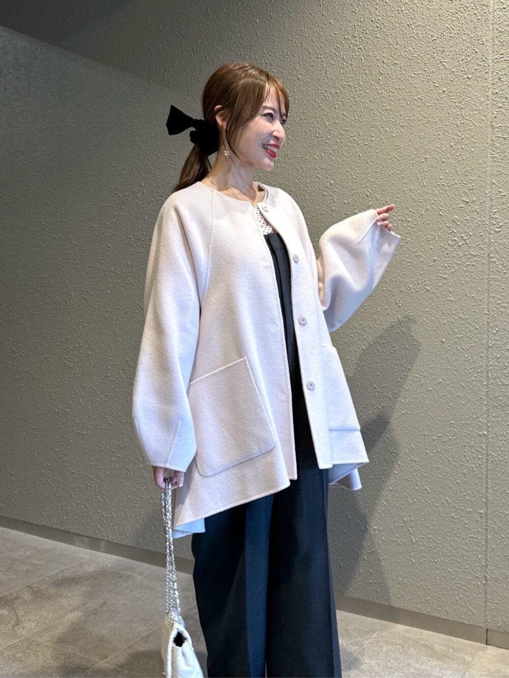 「La boutique BonBonの【最強愛され】フロッキーハートプリントパワショルブラウス（シャツ/ブラウス、ホワイト系）」を使った、La boutique BonBonさん（レディース・153cm）の秋コーディネートの5枚目の写真