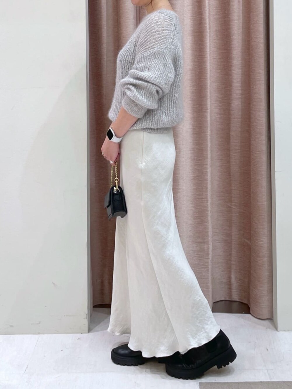 グレー系のスカート、シルバー系のニット/セーターを着用したレディースの秋コーディネートの4枚目の写真