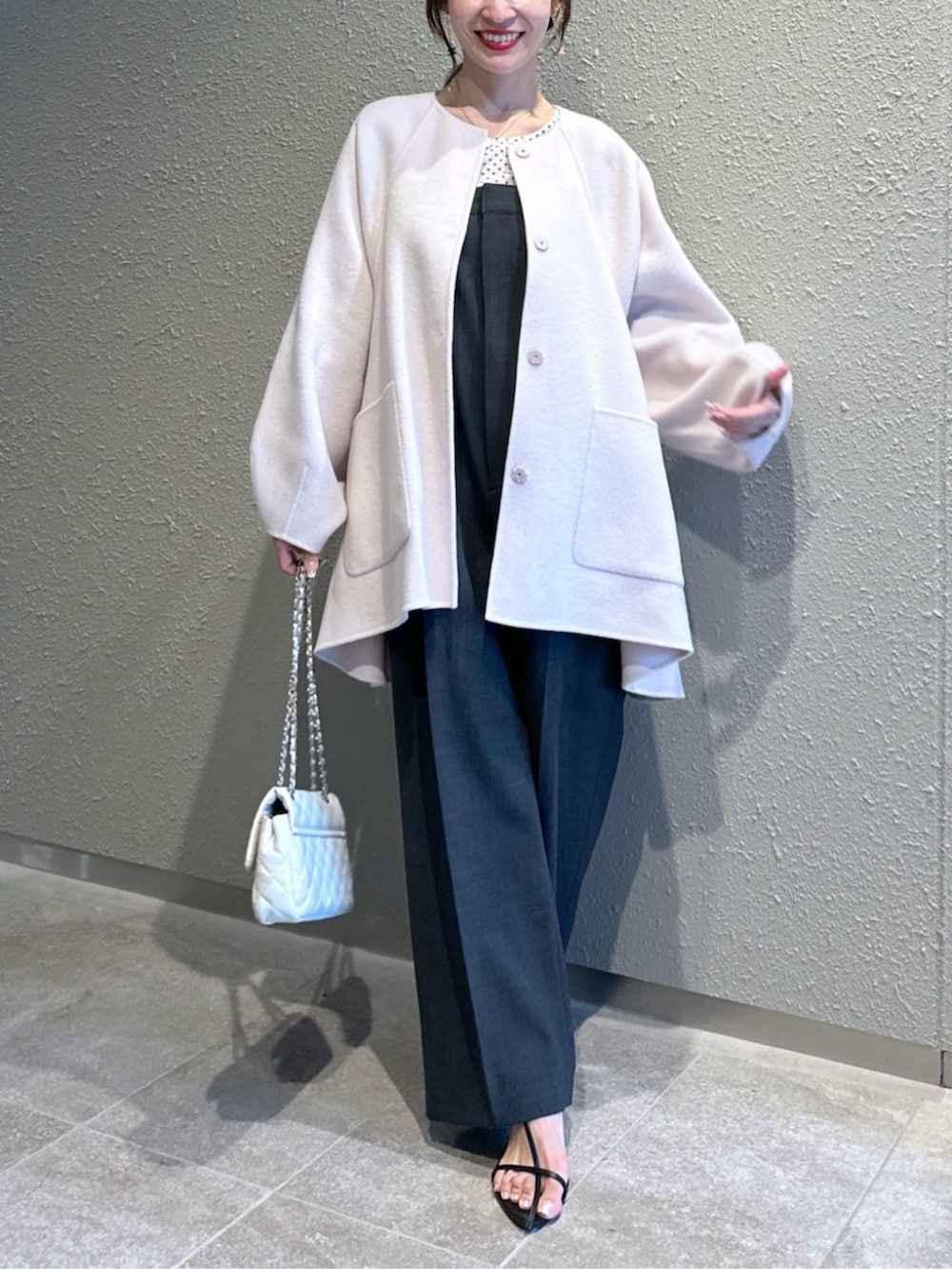「La boutique BonBonの【最強愛され】フロッキーハートプリントパワショルブラウス（シャツ/ブラウス、ホワイト系）」を使った、La boutique BonBonさん（レディース・153cm）の秋コーディネートの3枚目の写真