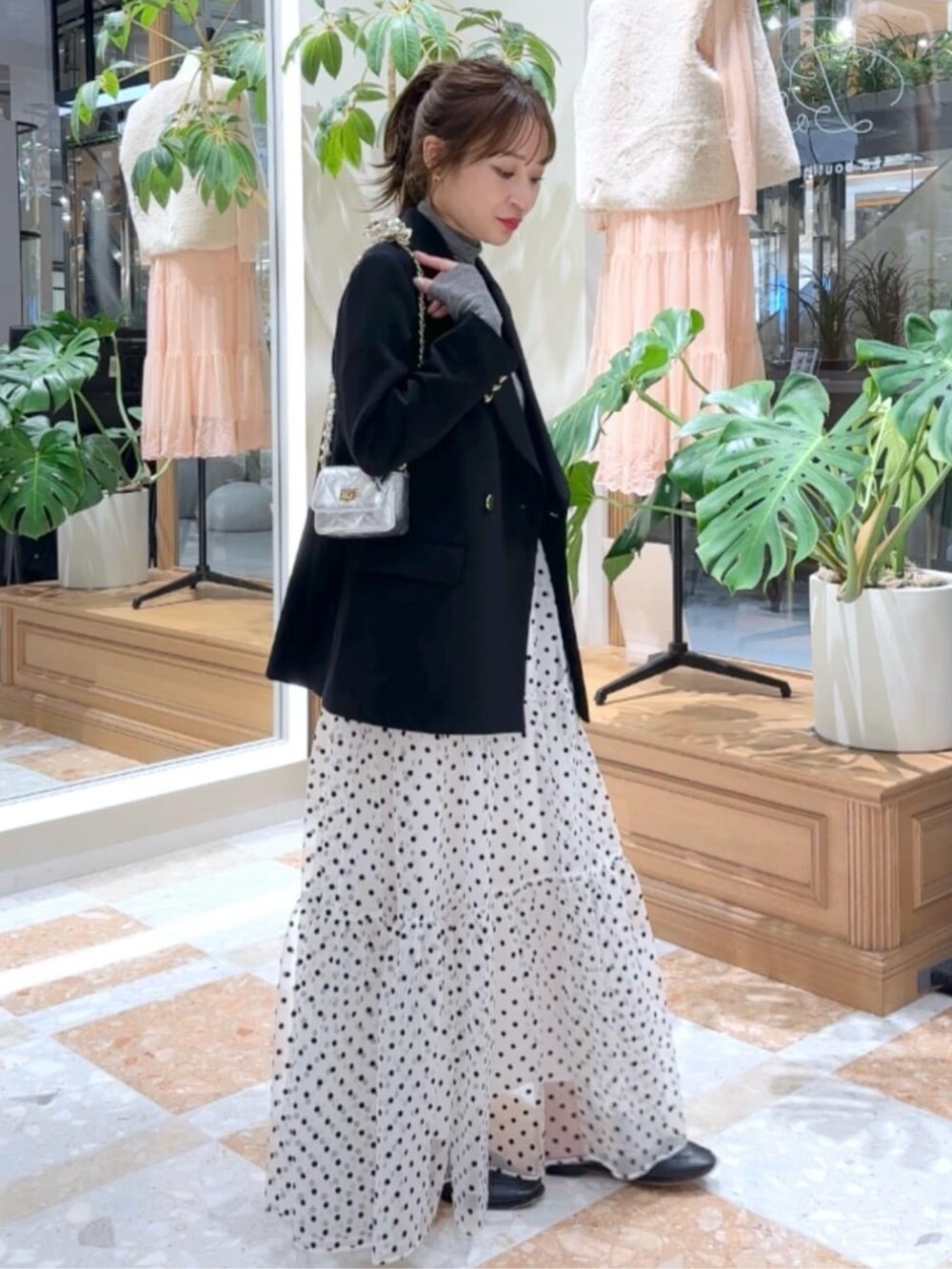 「La boutique BonBonの【3サイズ展開・新型登場！】ドットフロッキーティアードスカート（スカート、ホワイト系）」を使った、La boutique BonBonさん（レディース・153cm）の秋コーディネートの4枚目の写真