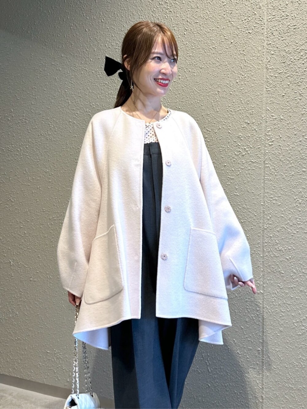 「La boutique BonBonの【最強愛され】フロッキーハートプリントパワショルブラウス（シャツ/ブラウス、ホワイト系）」を使った、La boutique BonBonさん（レディース・153cm）の秋コーディネートの8枚目の写真