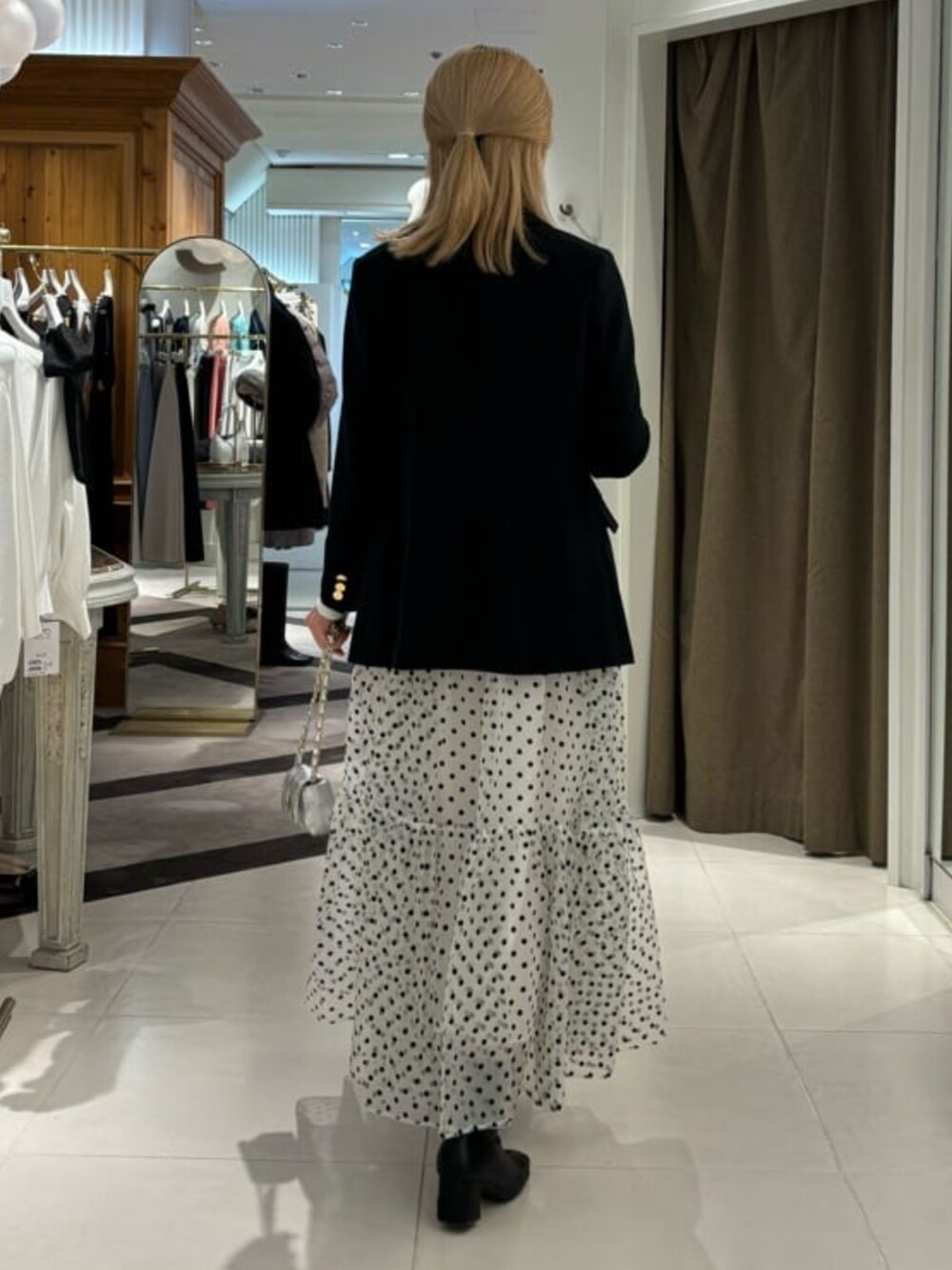 「La boutique BonBonのメタル釦ダブルジャケット（テーラードジャケット、ブラック系）」を使った、La boutique BonBonさん（レディース・157cm）の秋コーディネートの2枚目の写真