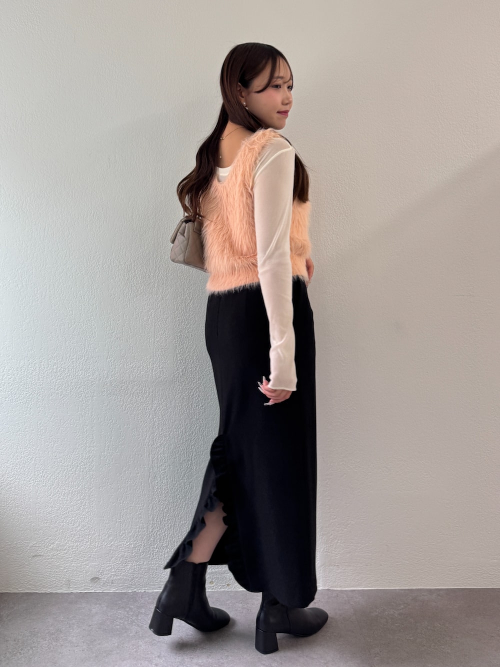 ホワイト系のTシャツ/カットソー、ピンク系のベストを着用したレディースの秋コーディネートの2枚目の写真