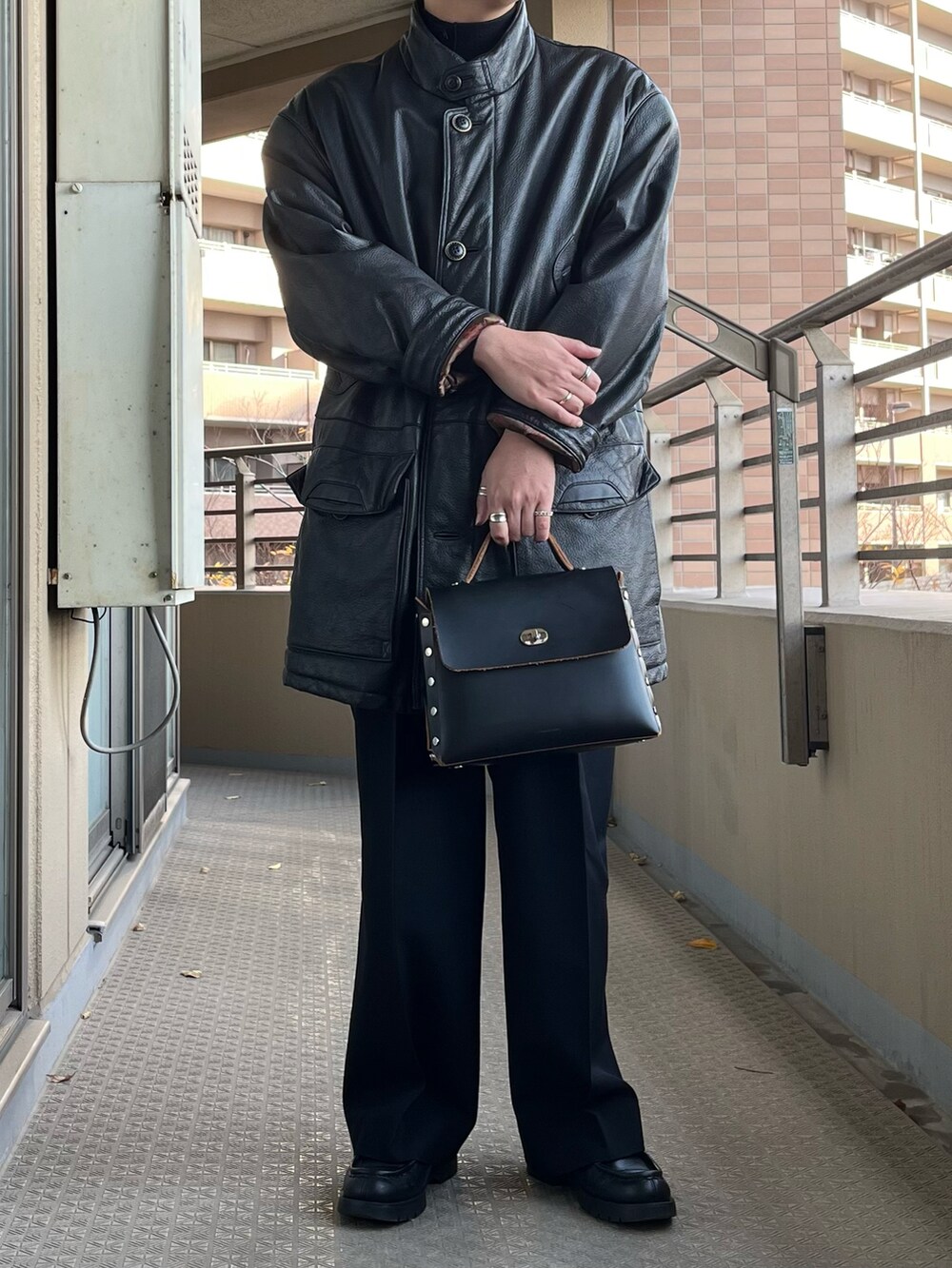 「冬コーデ、シンプルスタイル、大人コーデ、モノトーンコーデ、きれいめカジュアル、低身長コーデ、レザー、ブラックコーデ、スラックス、ワイドパンツ、革靴、古着MIX、クリスマスに着たい服」｜「markawareのMARKAWARE(マーカウェア) WIDE CARPENTER TROUSERS A24C06PT03C（スラックス、ブラック系）」を使った、maさん（メンズ・167cm）の冬コーディネートの2枚目の写真