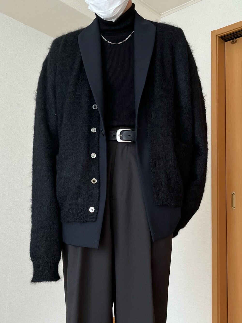 「ジャケット、カーディガン、モノトーン、モノトーンコーデ、タックイン、ワイドパンツ、革靴、大人コーデ、キレイめ、きれいめカジュアル、春ファッション、低身長、低身長男子、低身長コーデ、春のおしゃ見えテクニック」｜「interimのアイテム（カーディガン/ボレロ、ブラック系）」を使った、maさん（メンズ・167cm）の春コーディネートの5枚目の写真