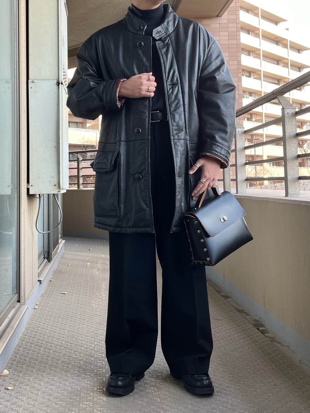 「冬コーデ、シンプルスタイル、大人コーデ、モノトーンコーデ、きれいめカジュアル、低身長コーデ、レザー、ブラックコーデ、スラックス、ワイドパンツ、革靴、古着MIX、クリスマスに着たい服」｜「markawareのMARKAWARE(マーカウェア) WIDE CARPENTER TROUSERS A24C06PT03C（スラックス、ブラック系）」を使った、maさん（メンズ・167cm）の冬コーディネートの4枚目の写真