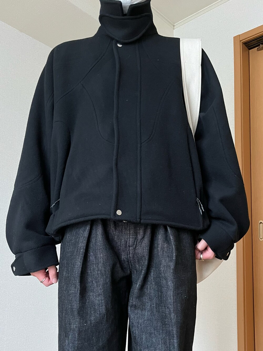 「シンプルスタイル、カジュアルコーデ、ブラックコーデ、デニム、デニムパンツ、スニーカーコーデ、オーバーサイズ、ショルダーバッグ、ワイドパンツ、おでかけコーデ、低身長男子、大人カジュアル」｜「sabyの【saby/サバイ】TUCK BAGGY- LEE×saby（デニムパンツ、ブラック系）」を使った、maさん（メンズ・167cm）の冬コーディネートの5枚目の写真