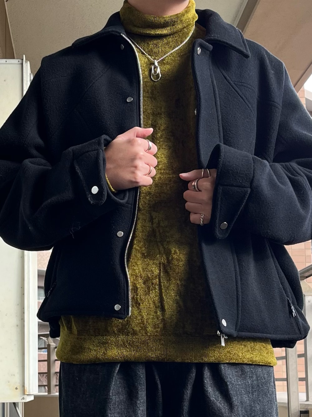 「冬コーデ、クリスマスに着たい服、シンプルスタイル、メンズファッション、きれいめカジュアル、スニーカー、タートルネック、デニム、デニムパンツ、ワイドデニム、差し色コーデ、イエロー」｜「sabyの【saby/サバイ】TUCK BAGGY- LEE×saby（デニムパンツ、ブラック系）」を使った、maさん（メンズ・167cm）の冬コーディネートの4枚目の写真