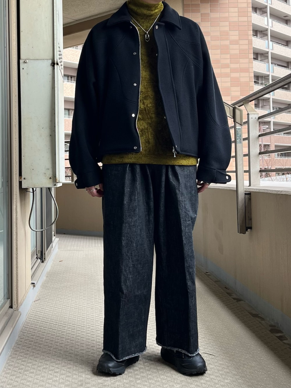 「冬コーデ、クリスマスに着たい服、シンプルスタイル、メンズファッション、きれいめカジュアル、スニーカー、タートルネック、デニム、デニムパンツ、ワイドデニム、差し色コーデ、イエロー」｜「sabyの【saby/サバイ】TUCK BAGGY- LEE×saby（デニムパンツ、ブラック系）」を使った、maさん（メンズ・167cm）の冬コーディネートの2枚目の写真