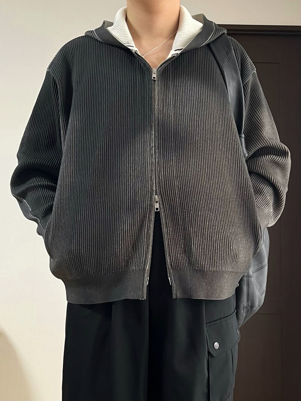 ブラック系のカーゴパンツ、ブラック系のスニーカー、グレー系のパーカーを着用したメンズの春コーディネートの3枚目の写真