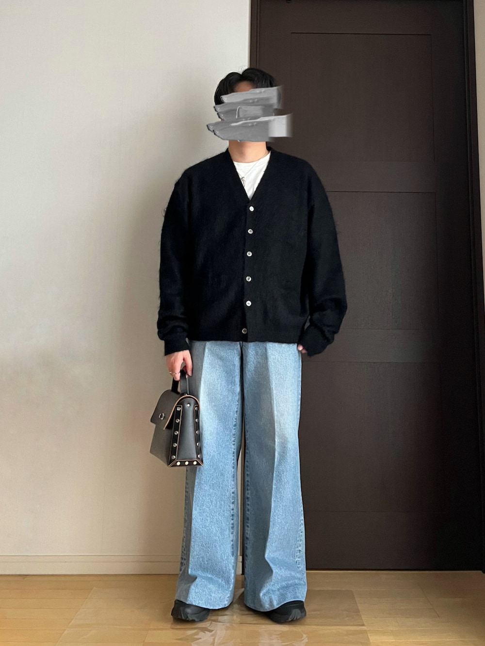 ブルー系のデニムパンツ、ブラック系のスニーカー、ブラック系のショルダーバッグを着用したメンズの春コーディネートの4枚目の写真