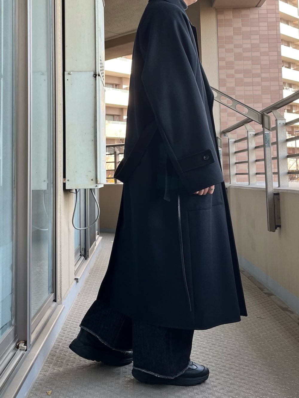 「冬コーデ、クリスマスに着たい服、シンプルスタイル、メンズファッション、きれいめカジュアル、モノトーンコーデ、コート、ロングコート、デニム、デニムパンツ、ワイドデニム、スニーカー、タートルネック」｜「OAOのアイテム（スニーカー、ブラック系）」を使った、maさん（メンズ・167cm）の冬コーディネートの4枚目の写真