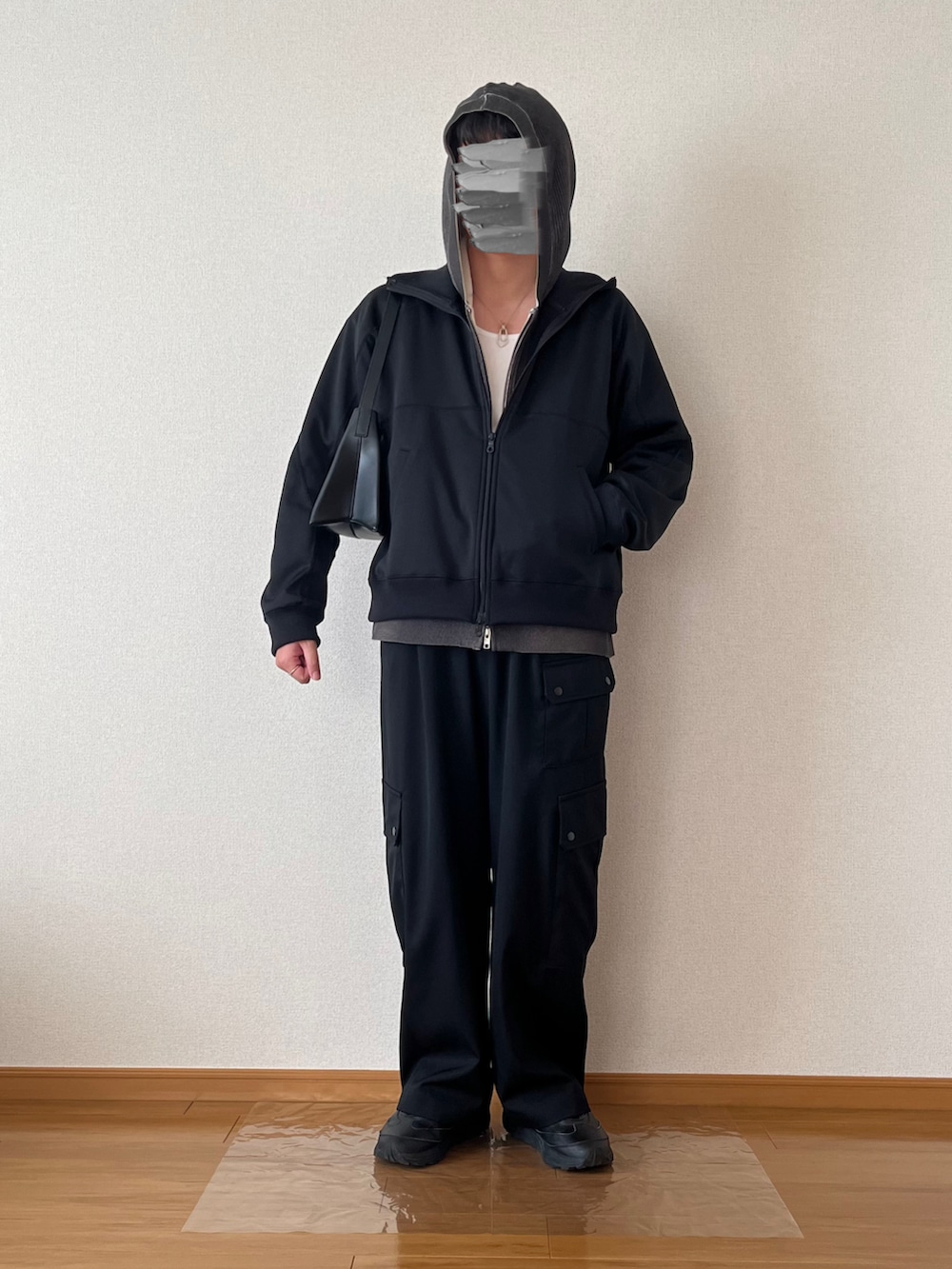 グレー系のパーカー、ブラック系のジャージ、ブラック系のカーゴパンツを着用したメンズの冬コーディネートの3枚目の写真