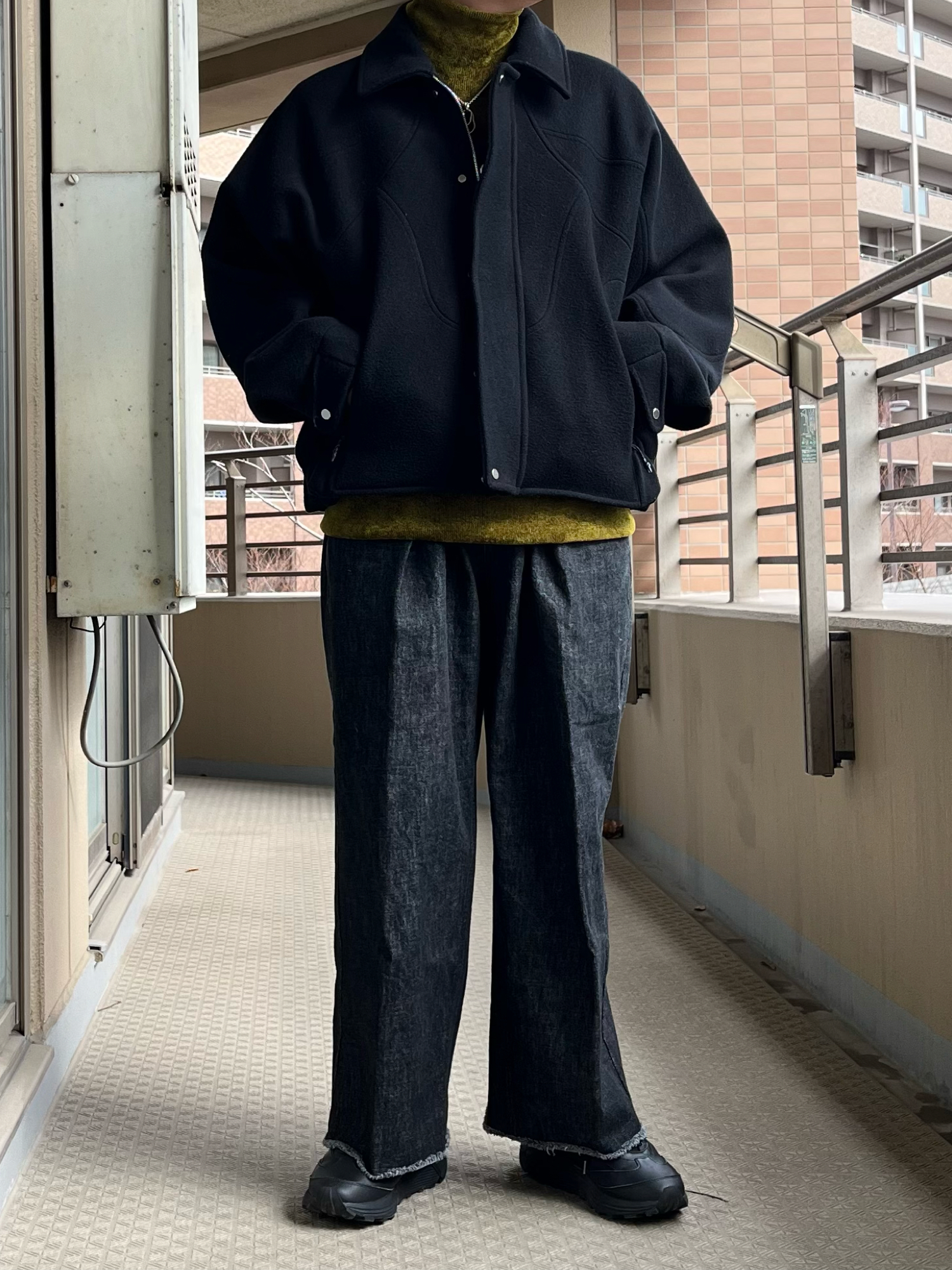 「冬コーデ、クリスマスに着たい服、シンプルスタイル、メンズファッション、きれいめカジュアル、スニーカー、タートルネック、デニム、デニムパンツ、ワイドデニム、差し色コーデ、イエロー」｜「sabyの【saby/サバイ】TUCK BAGGY- LEE×saby（デニムパンツ、ブラック系）」を使った、maさん（メンズ・167cm）の冬コーディネートの3枚目の写真