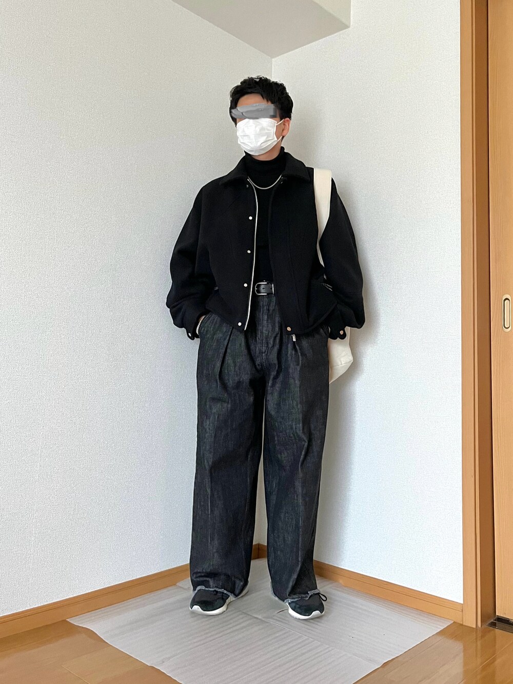 「シンプルスタイル、カジュアルコーデ、ブラックコーデ、デニム、デニムパンツ、スニーカーコーデ、オーバーサイズ、ショルダーバッグ、ワイドパンツ、おでかけコーデ、低身長男子、大人カジュアル」｜「sabyの【saby/サバイ】TUCK BAGGY- LEE×saby（デニムパンツ、ブラック系）」を使った、maさん（メンズ・167cm）の冬コーディネートの3枚目の写真