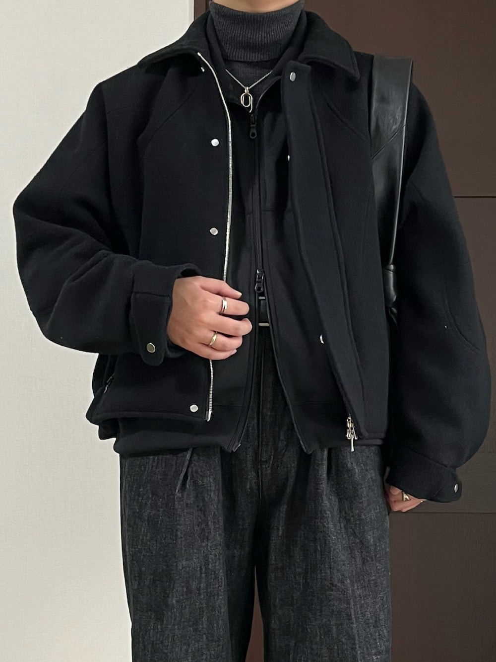 「メンズファッション、今日のコーデ、シンプルスタイル、ワイドデニム、タートルネック、モノトーン、モノトーンコーデ、トラックジャケット、スポーツミックス、スニーカー、デニム、ワイドパンツ」｜「CLESSTEのアイテム（ジャケット/アウター、ブラック系）」を使った、maさん（メンズ・167cm）の冬コーディネートの5枚目の写真