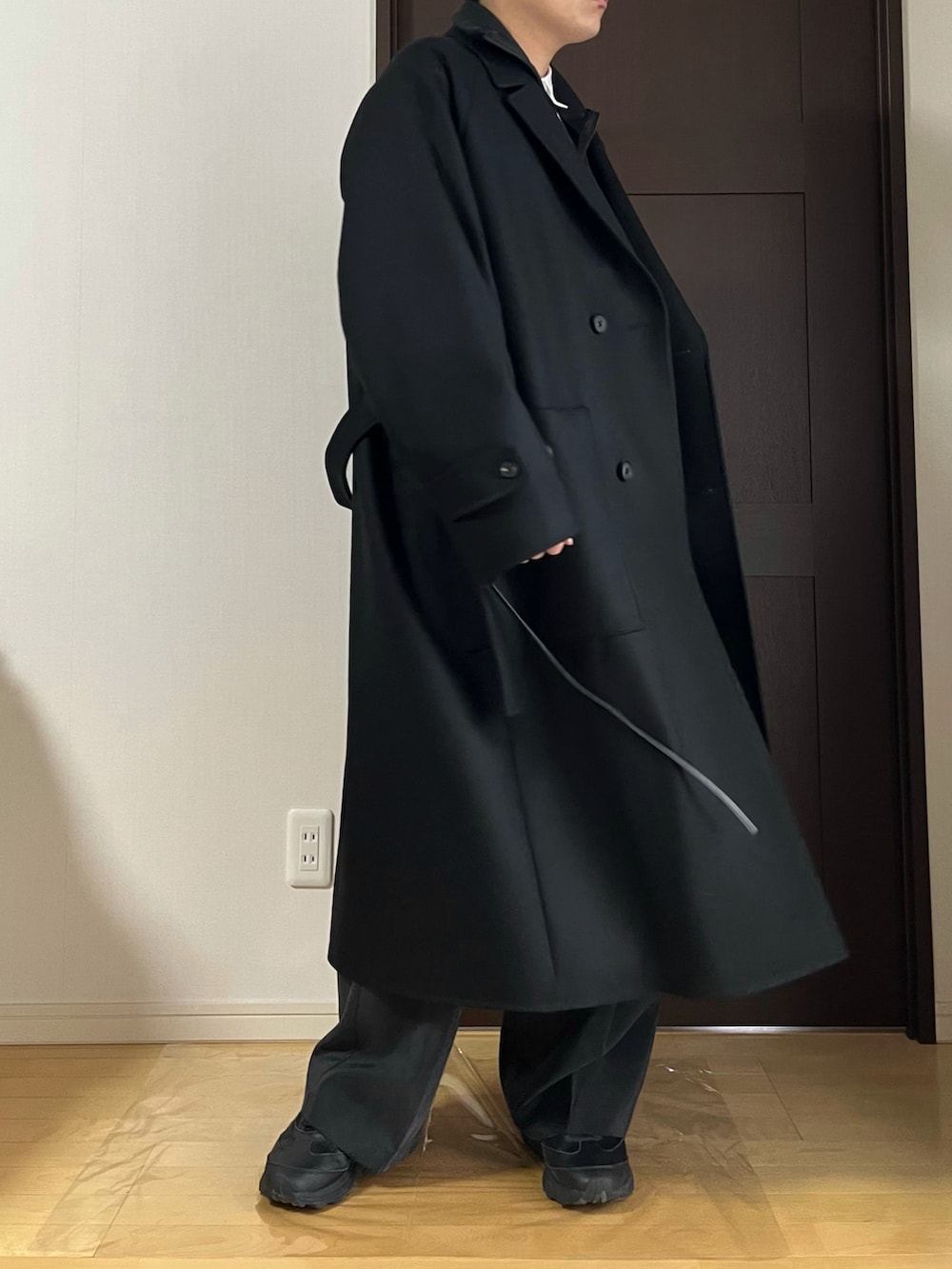「キレイめカジュアル、シンプルスタイル、スニーカー、トラックジャケット、モノトーン、モノトーンコーデ、コート、ロングコート、シャツ、シャツスタイル、スポーツミックス」｜「steinのアイテム（チェスターコート、ブラック系）」を使った、maさん（メンズ・167cm）の冬コーディネートの2枚目の写真
