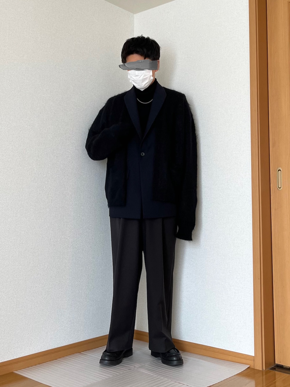 「ジャケット、カーディガン、モノトーン、モノトーンコーデ、タックイン、ワイドパンツ、革靴、大人コーデ、キレイめ、きれいめカジュアル、春ファッション、低身長、低身長男子、低身長コーデ、春のおしゃ見えテクニック」｜「interimのアイテム（カーディガン/ボレロ、ブラック系）」を使った、maさん（メンズ・167cm）の春コーディネートの3枚目の写真