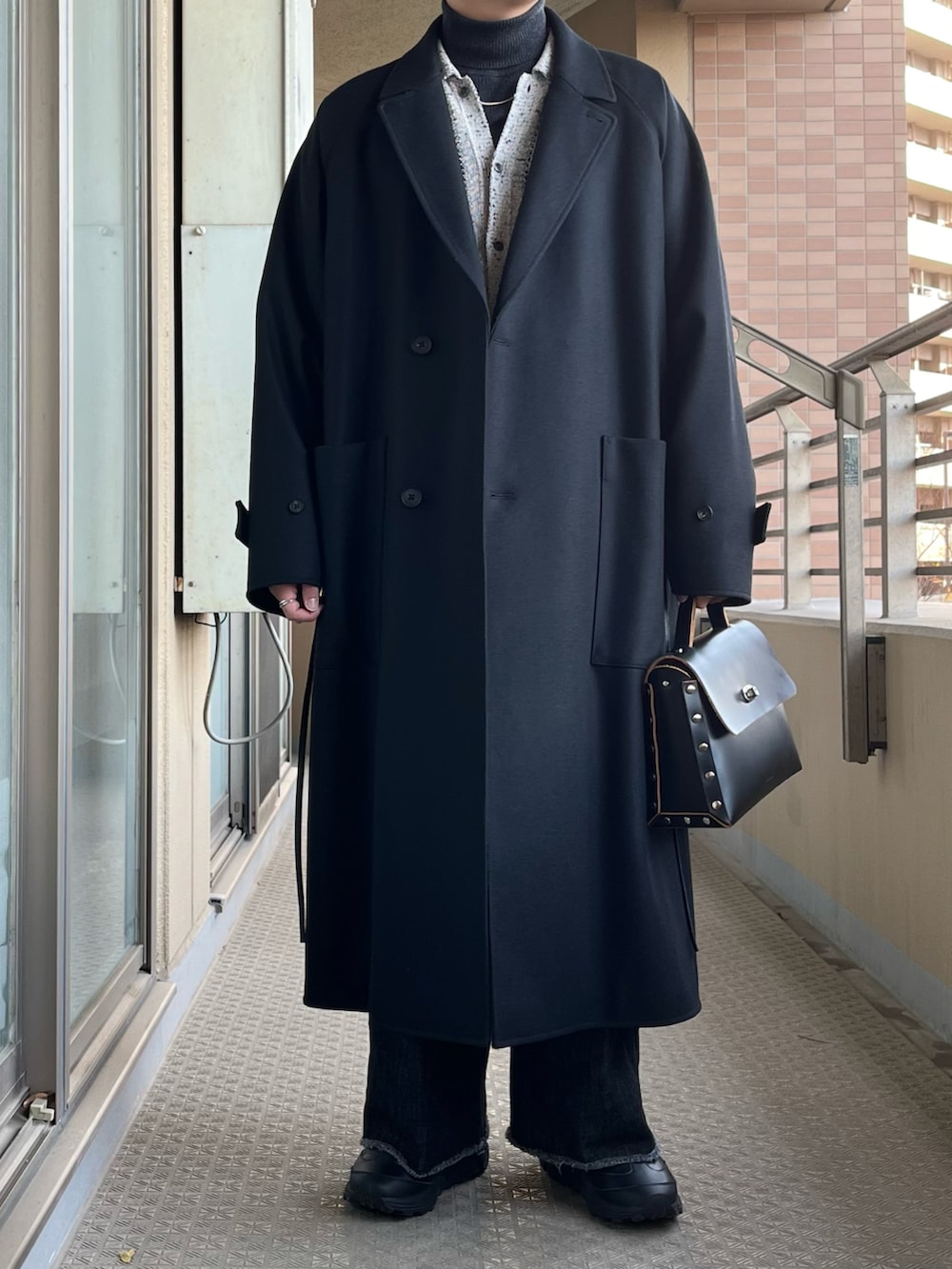 「冬コーデ、クリスマスに着たい服、シンプルスタイル、メンズファッション、きれいめカジュアル、モノトーンコーデ、コート、ロングコート、デニム、デニムパンツ、ワイドデニム、スニーカー、タートルネック」｜「OAOのアイテム（スニーカー、ブラック系）」を使った、maさん（メンズ・167cm）の冬コーディネートの3枚目の写真