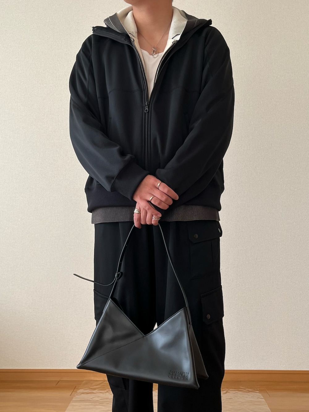 グレー系のパーカー、ブラック系のジャージ、ブラック系のカーゴパンツを着用したメンズの冬コーディネートの4枚目の写真