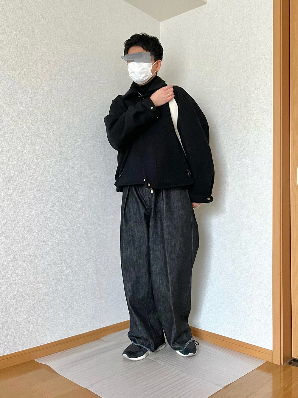 「シンプルスタイル、カジュアルコーデ、ブラックコーデ、デニム、デニムパンツ、スニーカーコーデ、オーバーサイズ、ショルダーバッグ、ワイドパンツ、おでかけコーデ、低身長男子、大人カジュアル」｜「sabyの【saby/サバイ】TUCK BAGGY- LEE×saby（デニムパンツ、ブラック系）」を使った、maさん（メンズ・167cm）の冬コーディネートの4枚目の写真