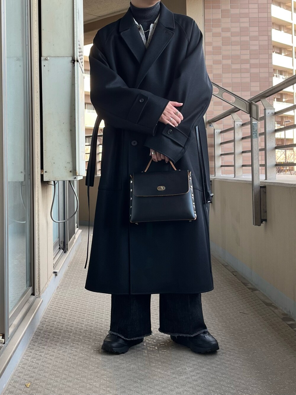 「冬コーデ、クリスマスに着たい服、シンプルスタイル、メンズファッション、きれいめカジュアル、モノトーンコーデ、コート、ロングコート、デニム、デニムパンツ、ワイドデニム、スニーカー、タートルネック」｜「OAOのアイテム（スニーカー、ブラック系）」を使った、maさん（メンズ・167cm）の冬コーディネートの2枚目の写真