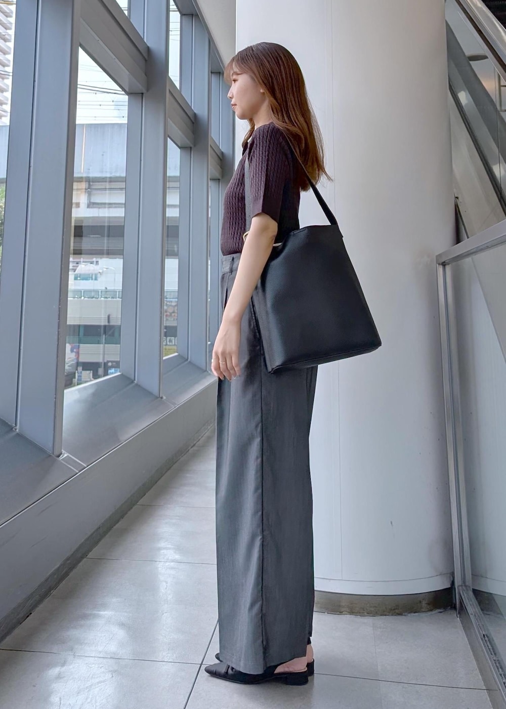 ブラック系のその他パンツ、ブラック系のショルダーバッグ、ブラウン系のポロシャツを着用したレディースの秋コーディネートの6枚目の写真