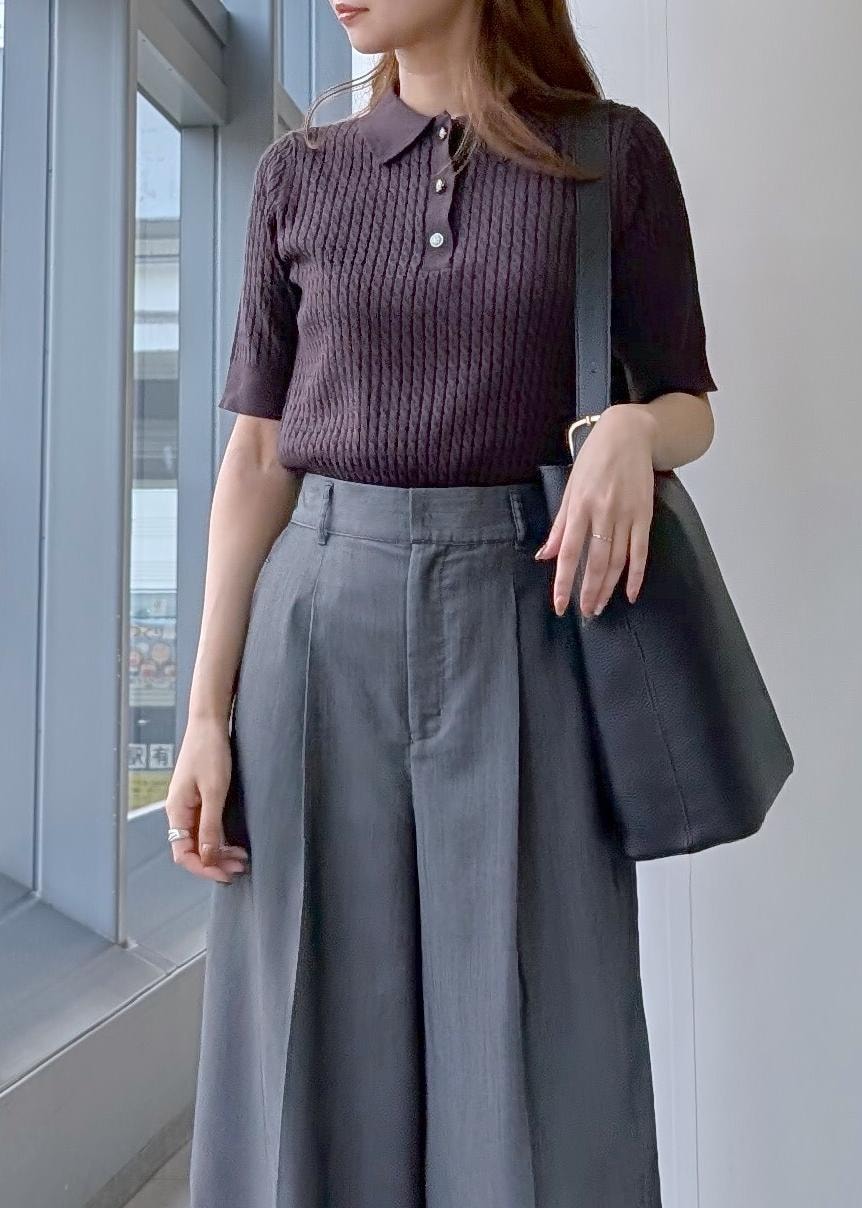 ブラック系のその他パンツ、ブラック系のショルダーバッグ、ブラウン系のポロシャツを着用したレディースの秋コーディネートの3枚目の写真