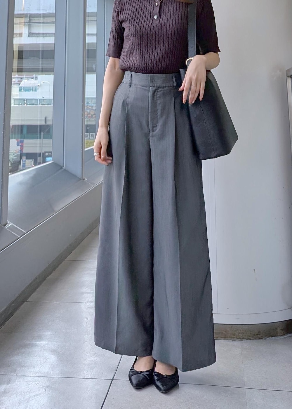 ブラック系のその他パンツ、ブラック系のショルダーバッグ、ブラウン系のポロシャツを着用したレディースの秋コーディネートの4枚目の写真