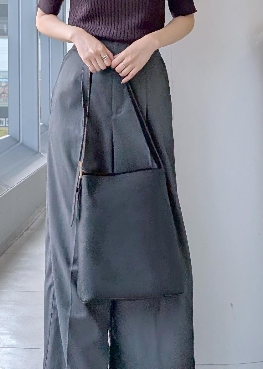 ブラック系のその他パンツ、ブラック系のショルダーバッグ、ブラウン系のポロシャツを着用したレディースの秋コーディネートの5枚目の写真
