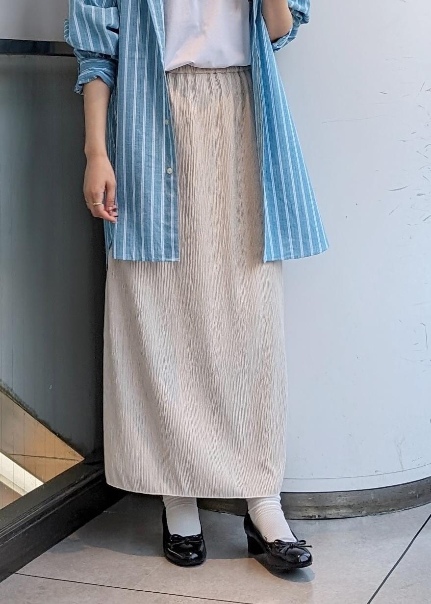 ホワイト系のTシャツ/カットソー、ベージュ系のスカート、グリーン系のシャツ/ブラウスを着用したレディースの春コーディネートの3枚目の写真