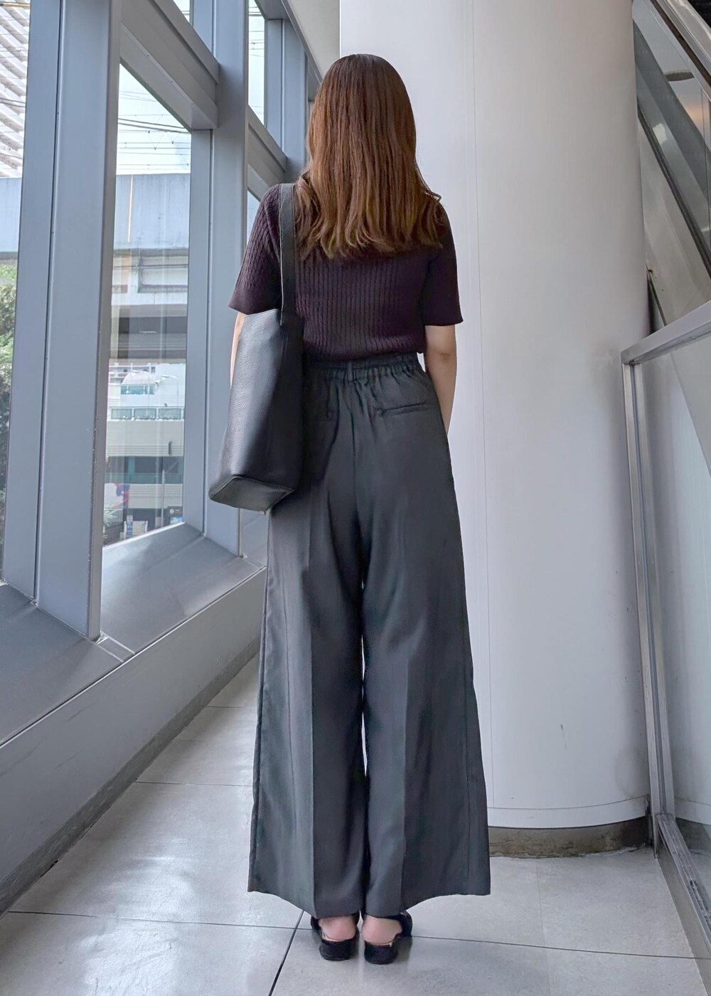 ブラック系のその他パンツ、ブラック系のショルダーバッグ、ブラウン系のポロシャツを着用したレディースの秋コーディネートの7枚目の写真