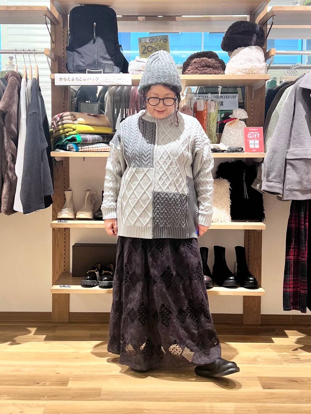 ベージュ系のトートバッグ、その他のニット/セーター、ブラック系のサンダルを着用したレディースの秋コーディネートの3枚目の写真