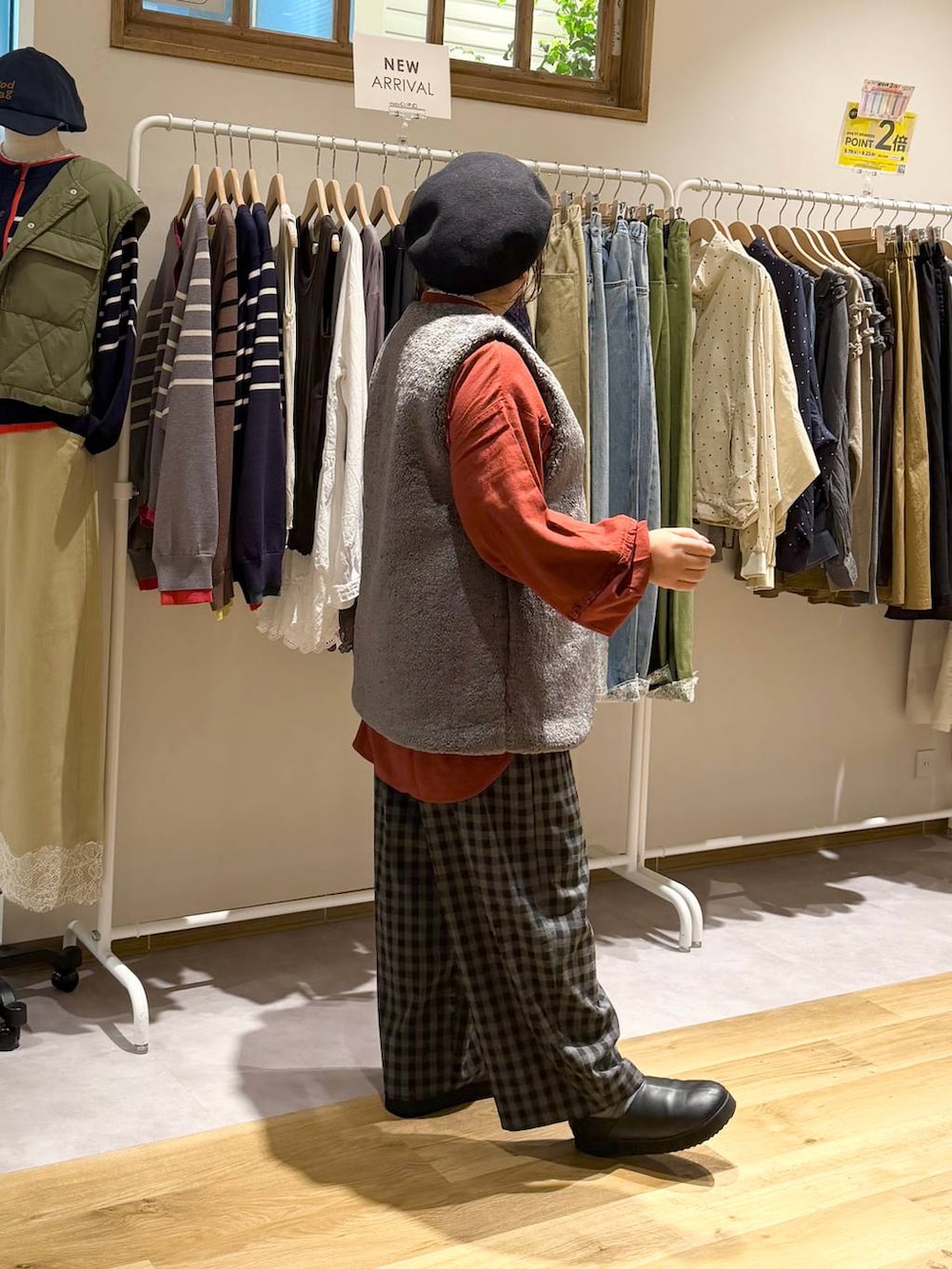 ブラック系のスリッポン、レッド系のシャツ/ブラウス、ブラック系のトートバッグを着用したレディースの秋コーディネートの3枚目の写真