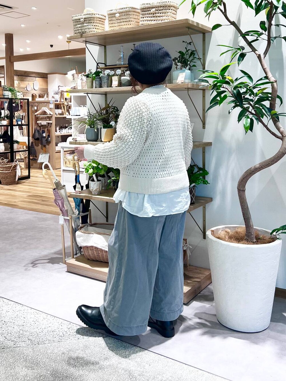 ホワイト系のTシャツ/カットソー、ブラック系のブーツ、ホワイト系のシャツ/ブラウスを着用したレディースの春コーディネートの3枚目の写真