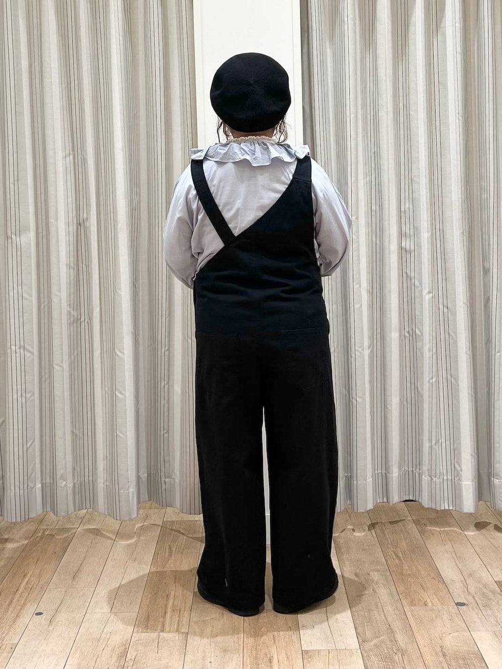 「体型カバー、ナチュラル、ショルダーバッグ、studio CLIP、ベレー帽、クリップDAYS_studio CLIP、ブラウス、サロペット、ブーツ、抗菌・防臭、クリップスタッフ_studio CLIP、ベーシック/シンプル、ゆったり」|「studio CLIPの《days》刺繍フリルブラウス(シャツ/ブラウス、ブルー系)」を使った、nan3733さん(レディース・155cm)の春コーディネートの4枚目の写真